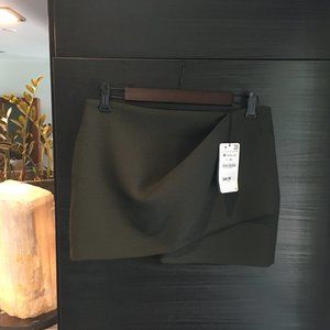 Zara (M) Dark Green Short Skirt with Front Detail and Hidden Pockets